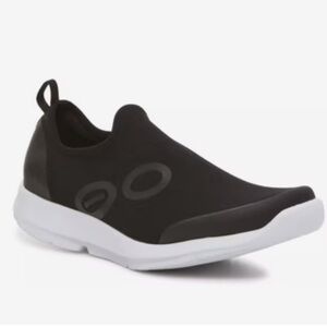 OOFOS OOMG Sport Men's Size 9.5  Black White Slip On Recovery Shoes NWT